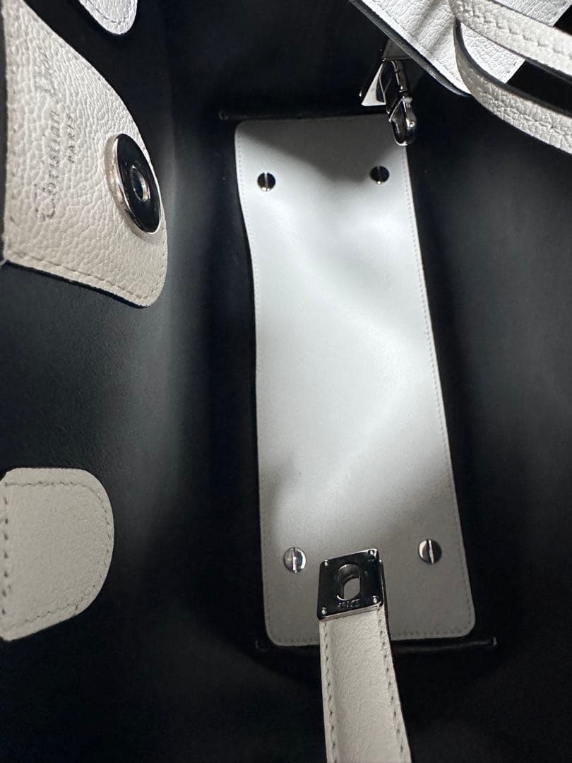 CHRISTIAN DIOR ホワイト ショルダーバッグ 花びらチャーム付き