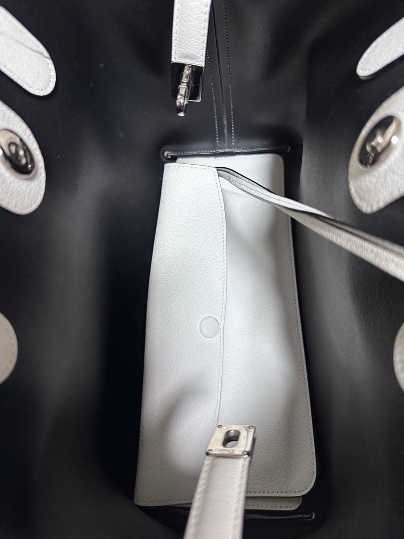 CHRISTIAN DIOR ホワイト ショルダーバッグ 花びらチャーム付き