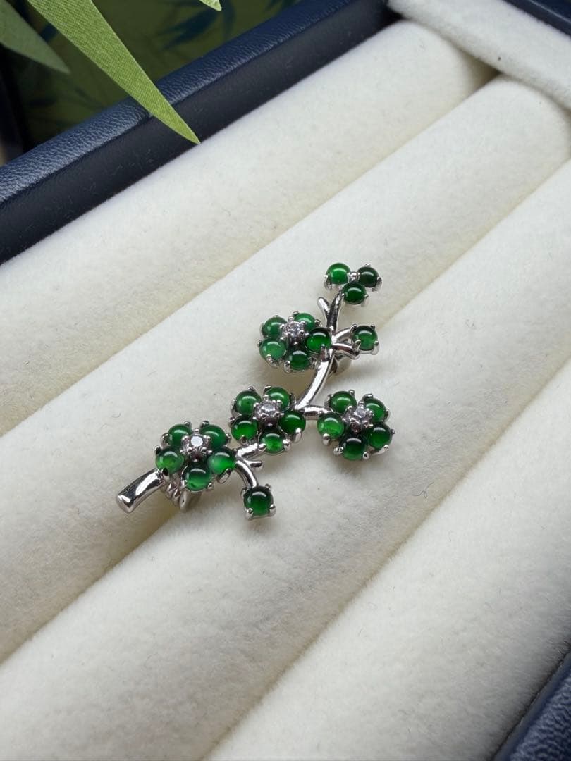 新入荷❣️天然本翡翠　ロウカン質翡翠　上品、華やかい一輪の梅枝ブローチ　鑑定書付き