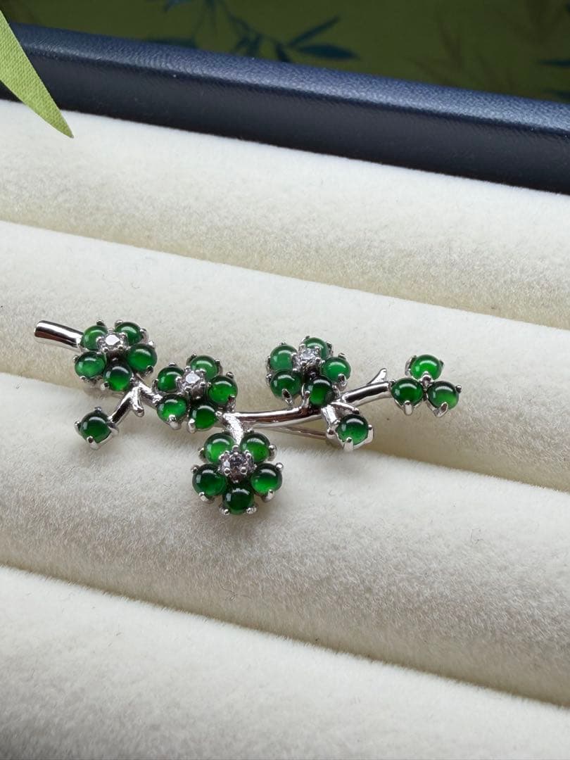 新入荷❣️天然本翡翠　ロウカン質翡翠　上品、華やかい一輪の梅枝ブローチ　鑑定書付き