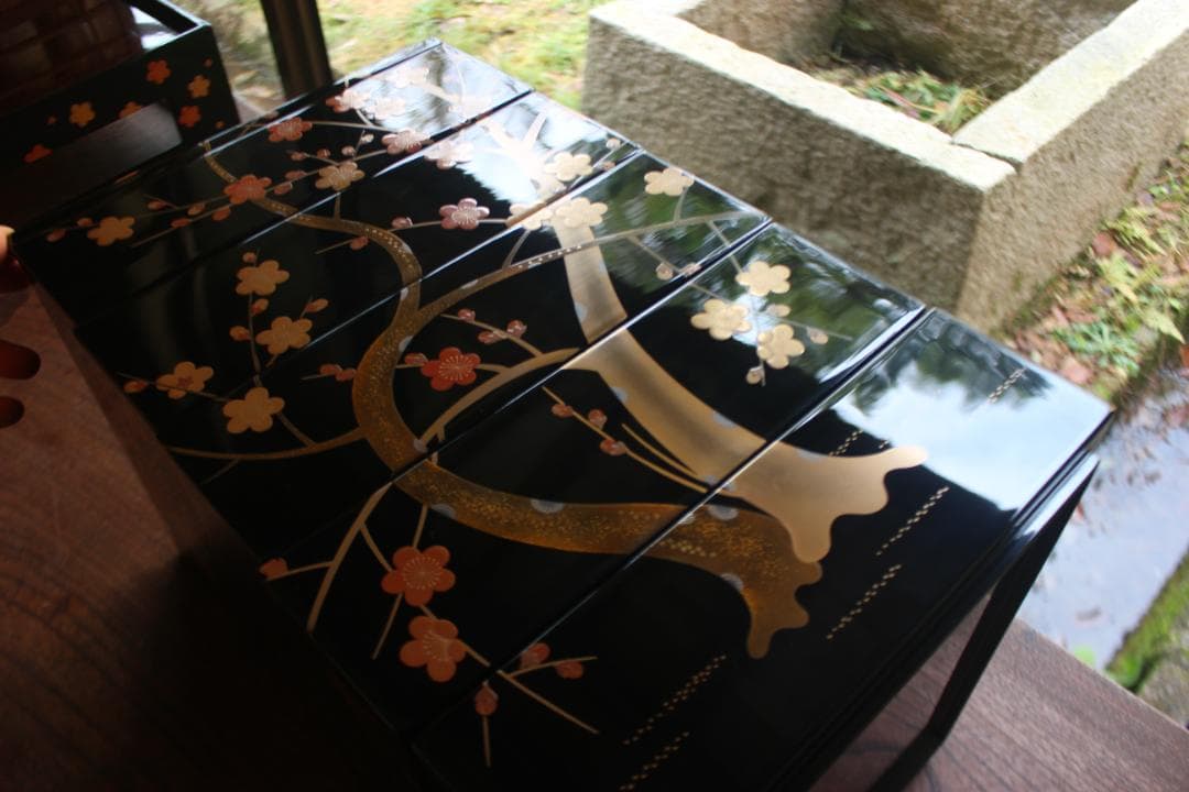 Mさま専用！上質内梨地黒漆に極上紅白梅蒔絵の映える台付五段重（検輪島塗重箱お重