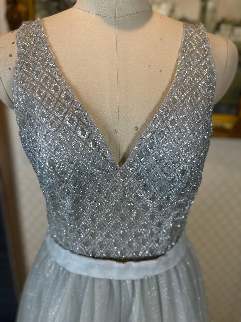 ライトグレー Vネック ビーズ装飾ドレス