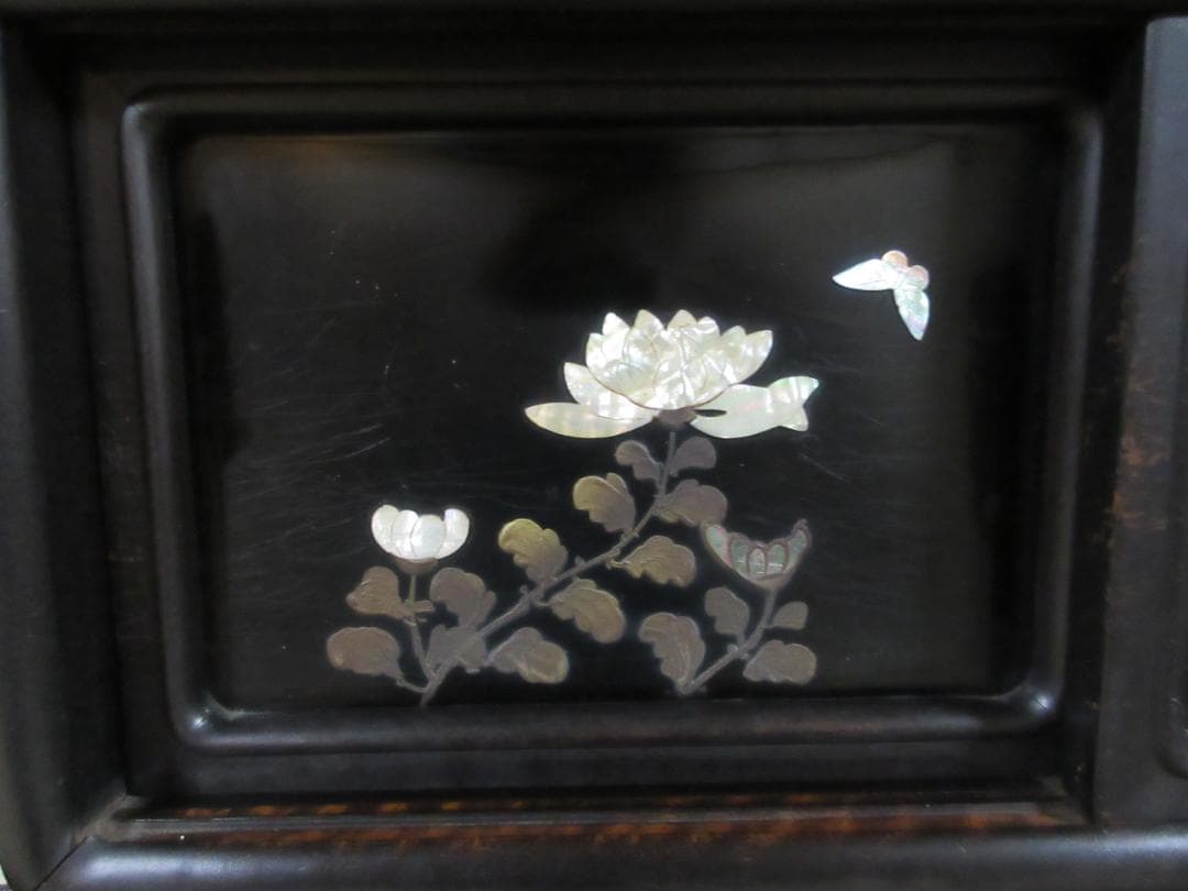 螺鈿細工の飾り棚　茶箪笥　段違い　和風飾り棚　 貝殻装飾付き　希少