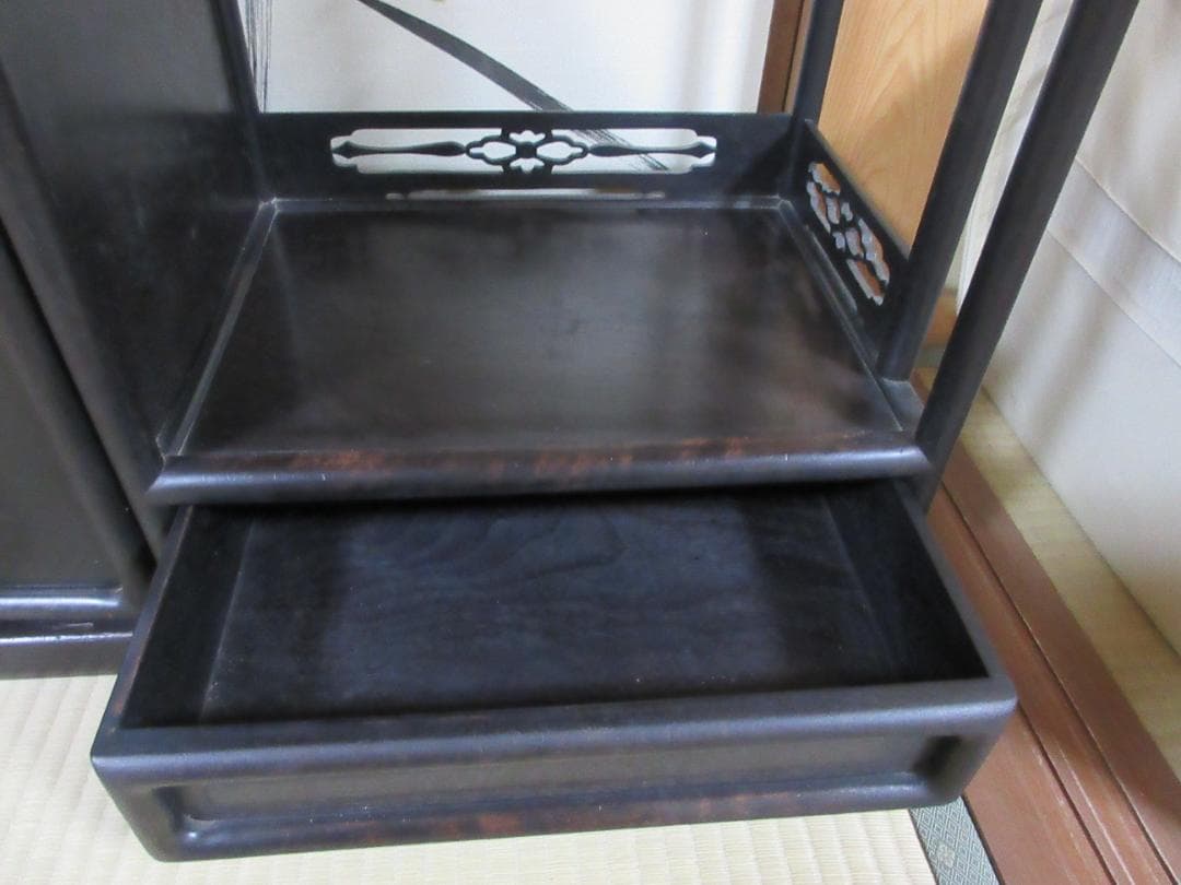 螺鈿細工の飾り棚　茶箪笥　段違い　和風飾り棚　 貝殻装飾付き　希少