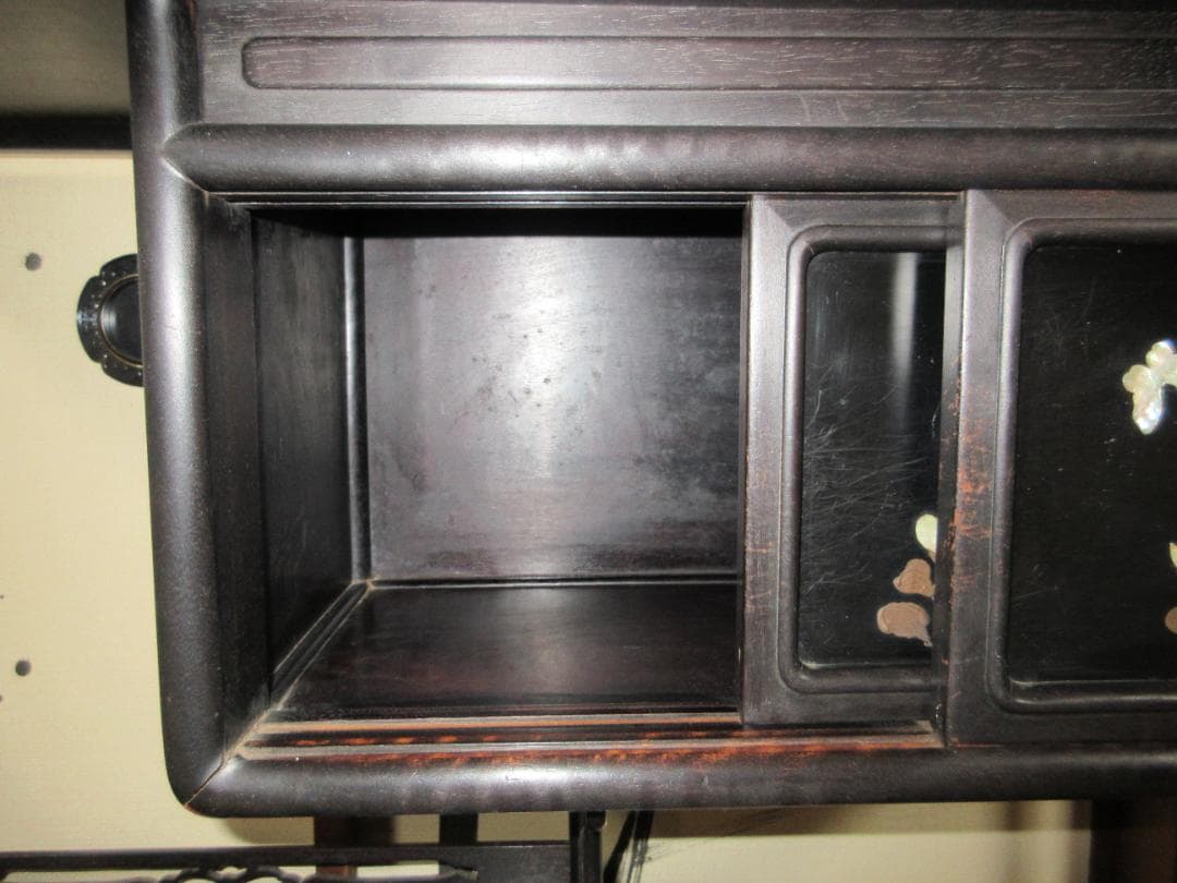 螺鈿細工の飾り棚　茶箪笥　段違い　和風飾り棚　 貝殻装飾付き　希少