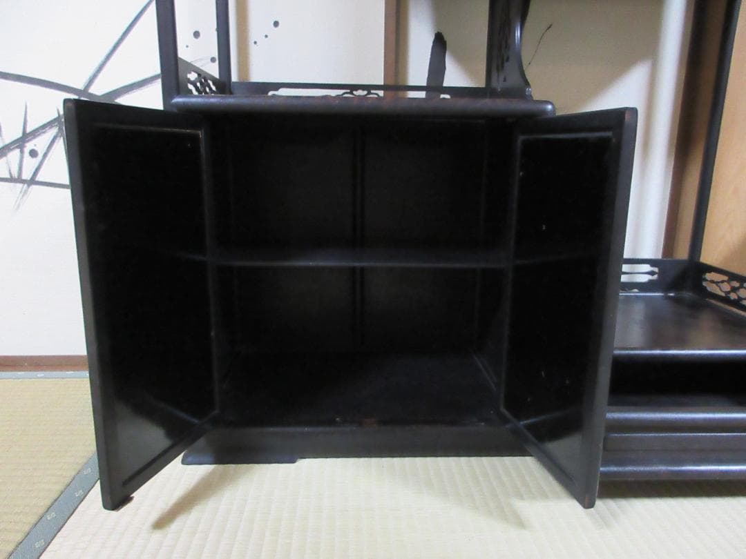 螺鈿細工の飾り棚　茶箪笥　段違い　和風飾り棚　 貝殻装飾付き　希少