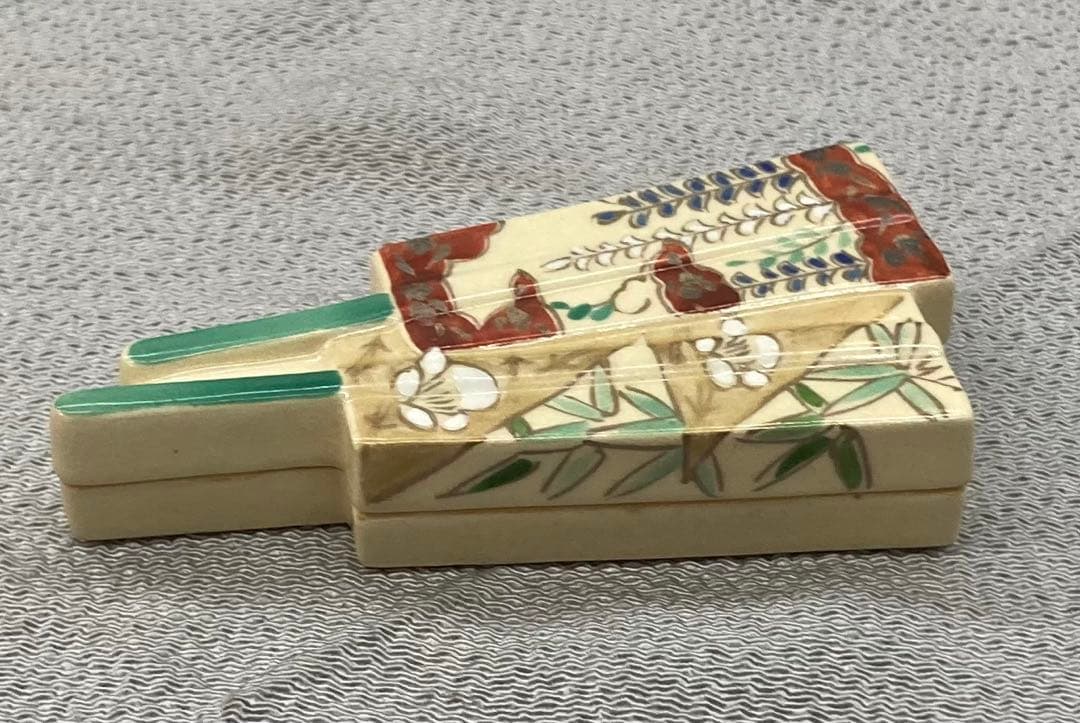 B172s  森里陶楽作　仁清色絵扇形香合　共箱　竹梅藤　音羽山窯　京焼