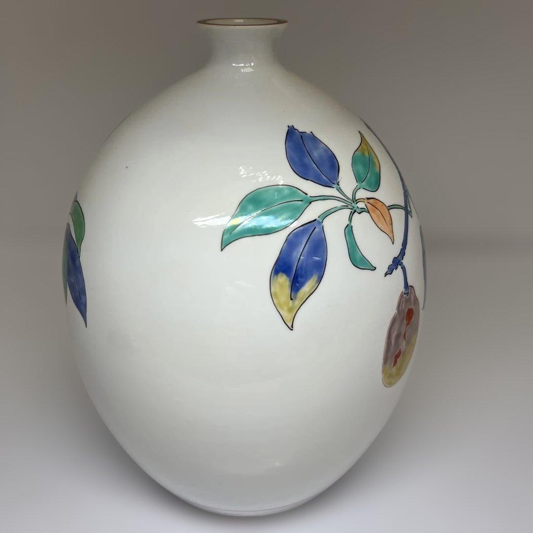 酒井田柿右衛門　濁手本作あけび文花瓶　高さ約25.5㎝ 東Y7-1006☆2F