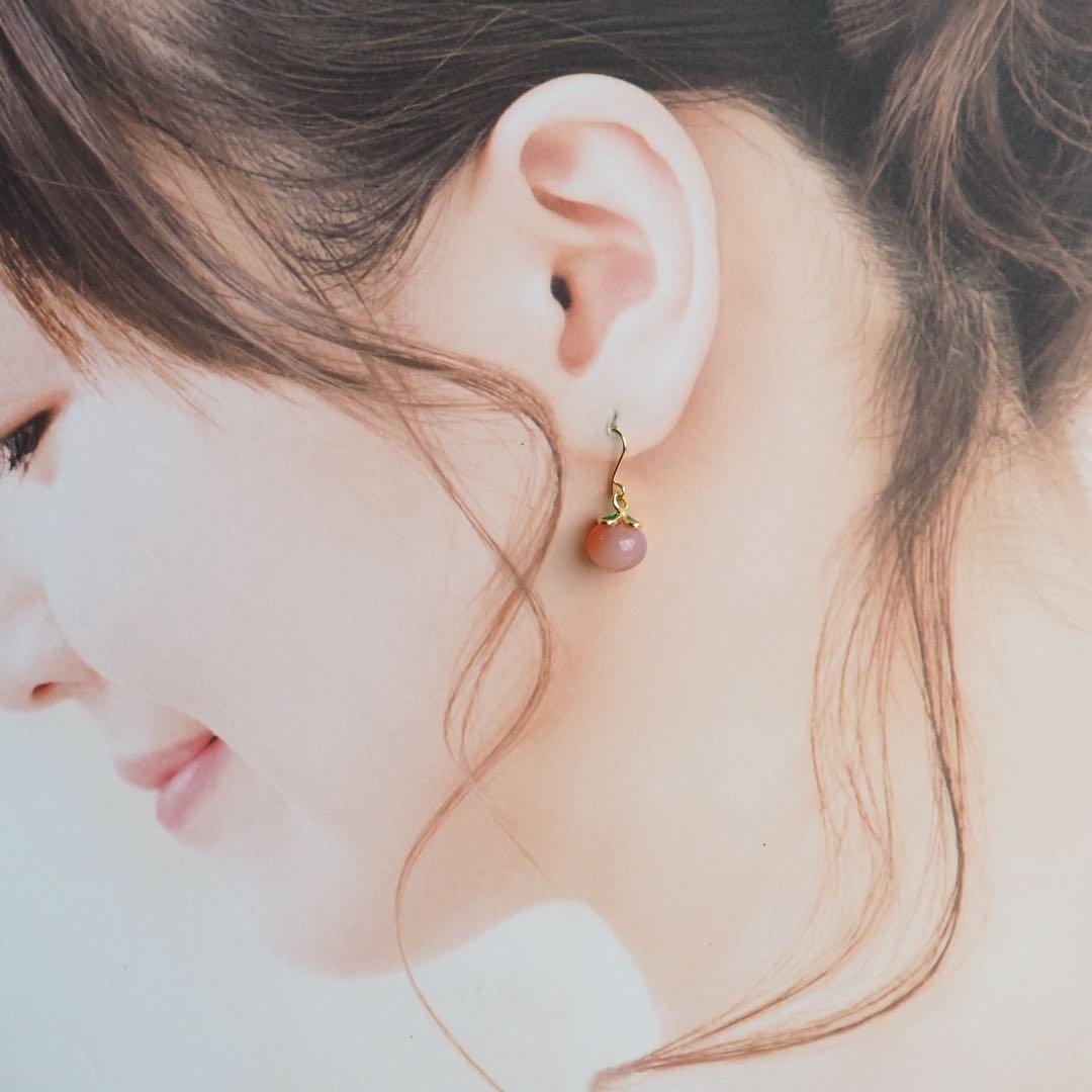 【ほぅ】ピーチカルセドニーの桃彫刻イヤリング