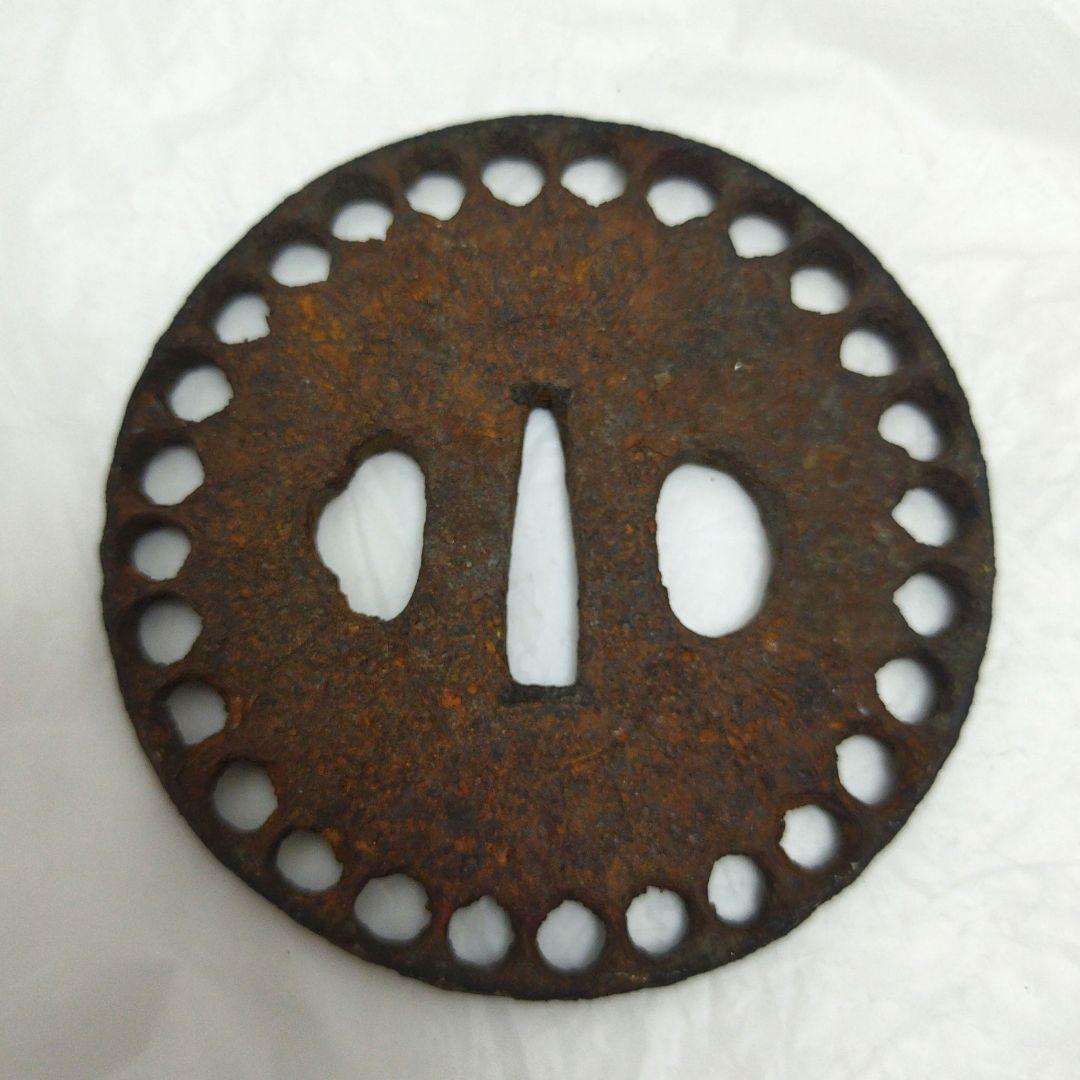 鉄製 鍔(つば) 丸型穴付き 無銘 丸形日本刀 アンティーク