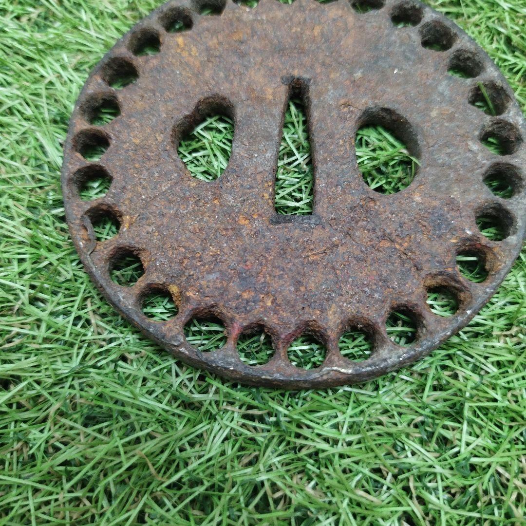 鉄製 鍔(つば) 丸型穴付き 無銘 丸形日本刀 アンティーク