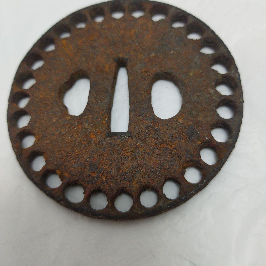 鉄製 鍔(つば) 丸型穴付き 無銘 丸形日本刀 アンティーク