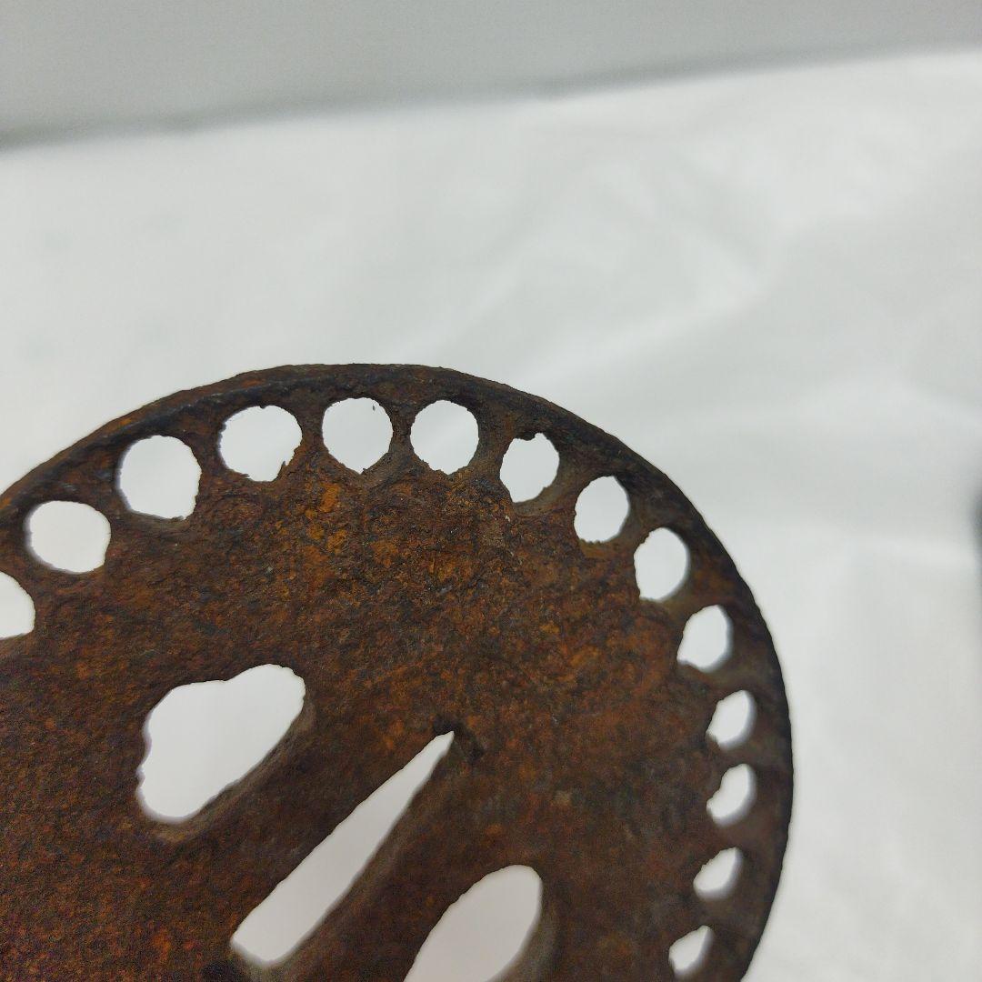 鉄製 鍔(つば) 丸型穴付き 無銘 丸形日本刀 アンティーク