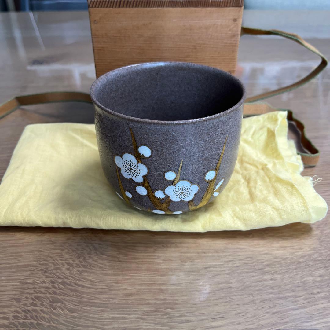 値下げ中　 杉田祥平 清閑寺窯 赫地色絵梅花画筒茶碗 共箱