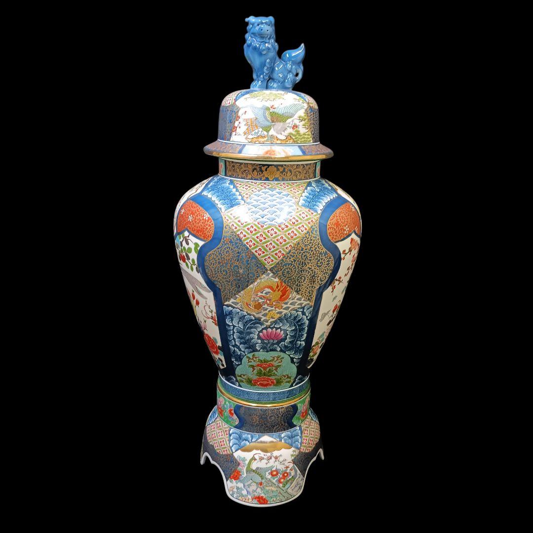 有田焼　勝右衛門　飾壺　染錦　金彩色絵鳥紋　青赤装飾陶器壺 獅子の彫刻付き