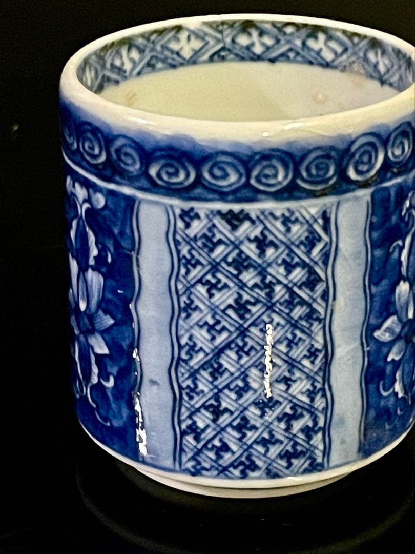 「母」 古伊万里 染付 手描き 紗綾形文様 唐花文様 猪口 のぞき 1客 Ｂ