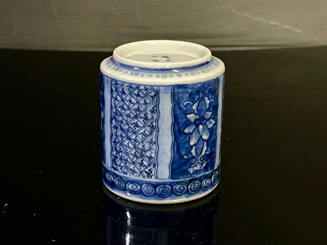 「母」 古伊万里 染付 手描き 紗綾形文様 唐花文様 猪口 のぞき 1客 Ｂ