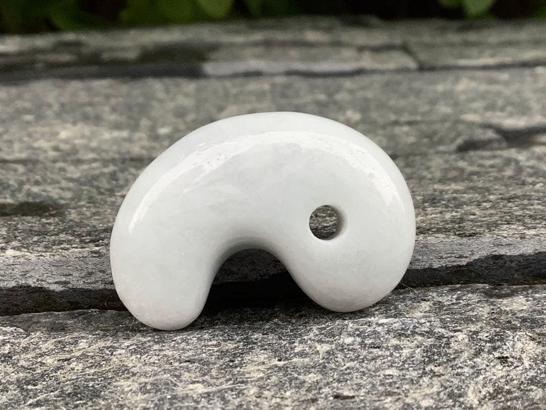 ✳神からの授かり　糸魚川翡翠勾玉　濃いめの白肌　機械鑑定書付の極上品質‼️