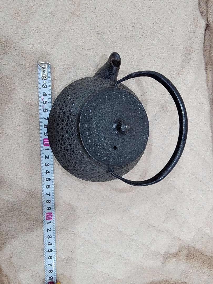 黒色鋳鉄鉄瓶 凹凸デザイン 茶こし付き　南部鉄器