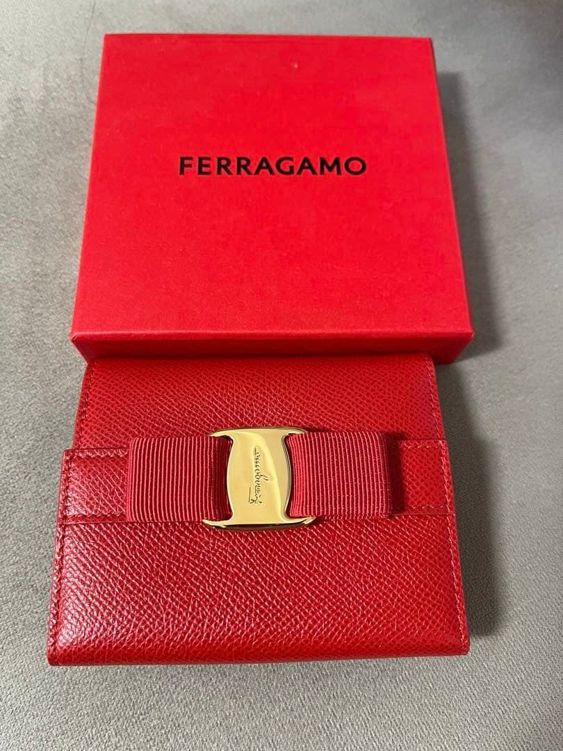 L*♡様 最終値下げ【ほぼ新品】FERRAGAMO レッド 二つ折り財布
