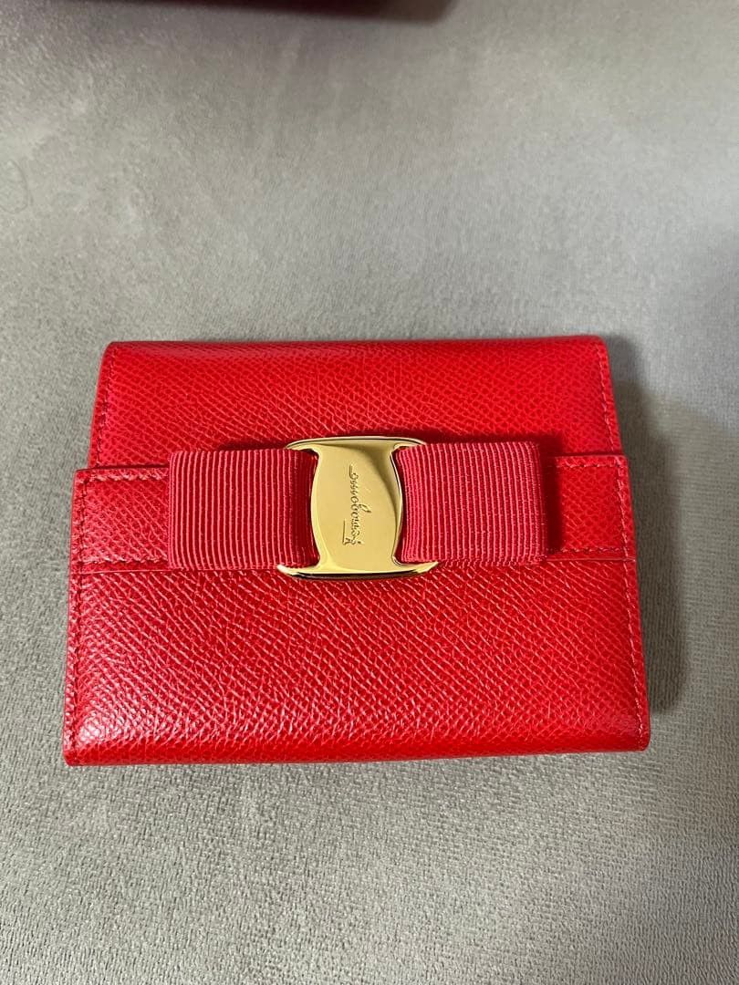 L*♡様 最終値下げ【ほぼ新品】FERRAGAMO レッド 二つ折り財布