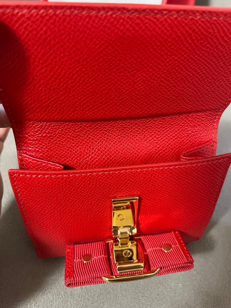 L*♡様 最終値下げ【ほぼ新品】FERRAGAMO レッド 二つ折り財布