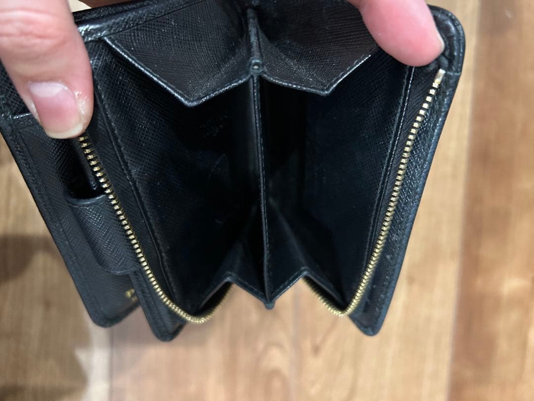 PRADA ブラックレザー 二つ折り財布　箱あり