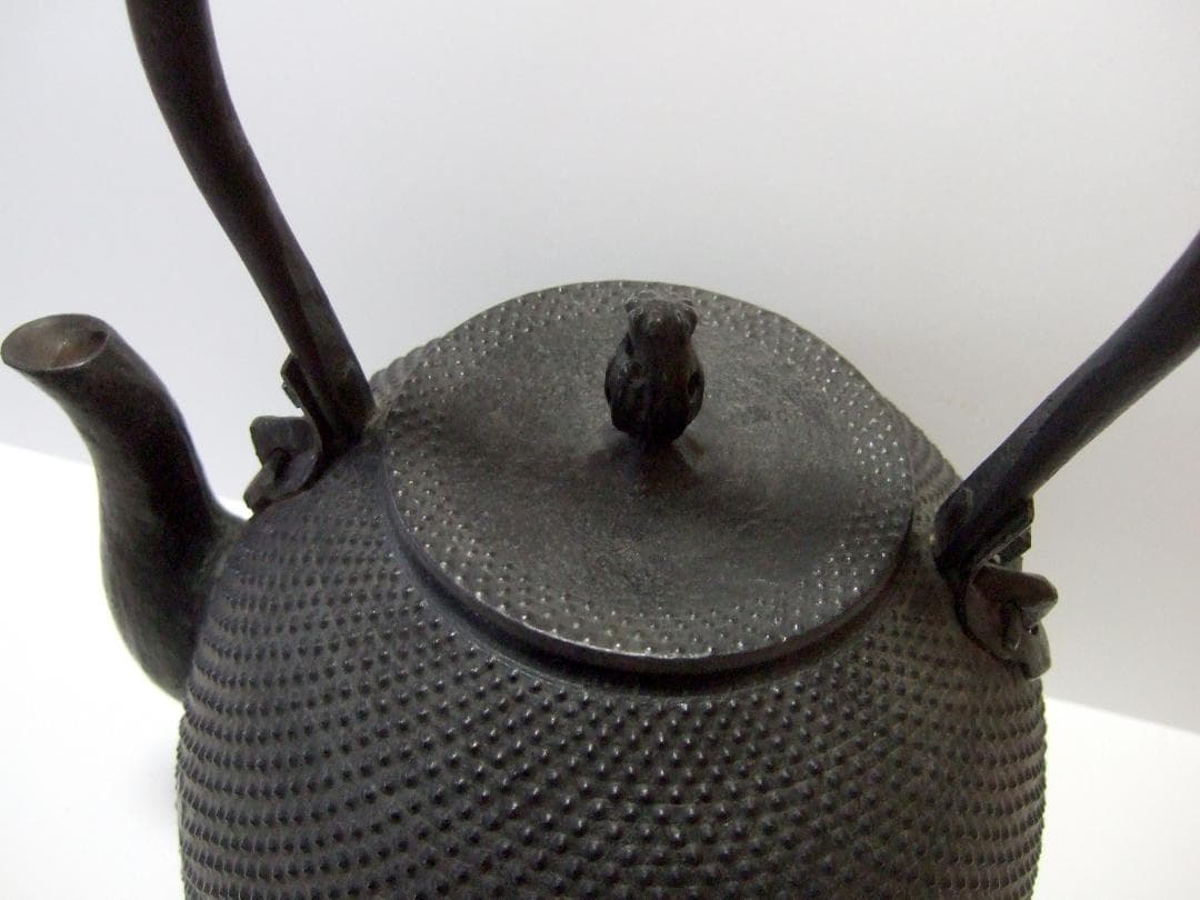 真正南部 雅泉 鬼面鐶付 虫喰摘み あられ紋 鉄瓶 在銘 南部型