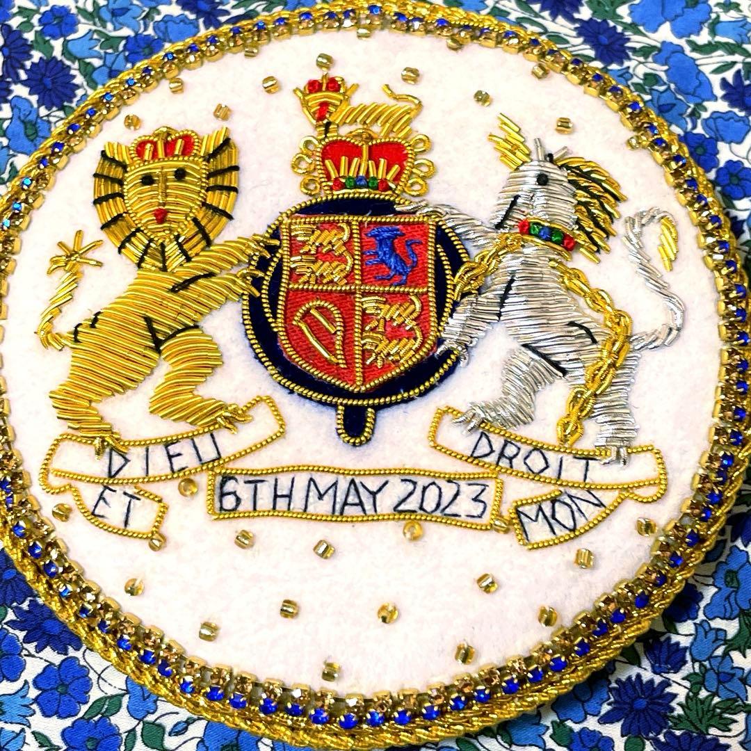 バッキンガム宮殿　チャールズ国王　記念オーナメント　エリザベス女王　ビーズ刺繍