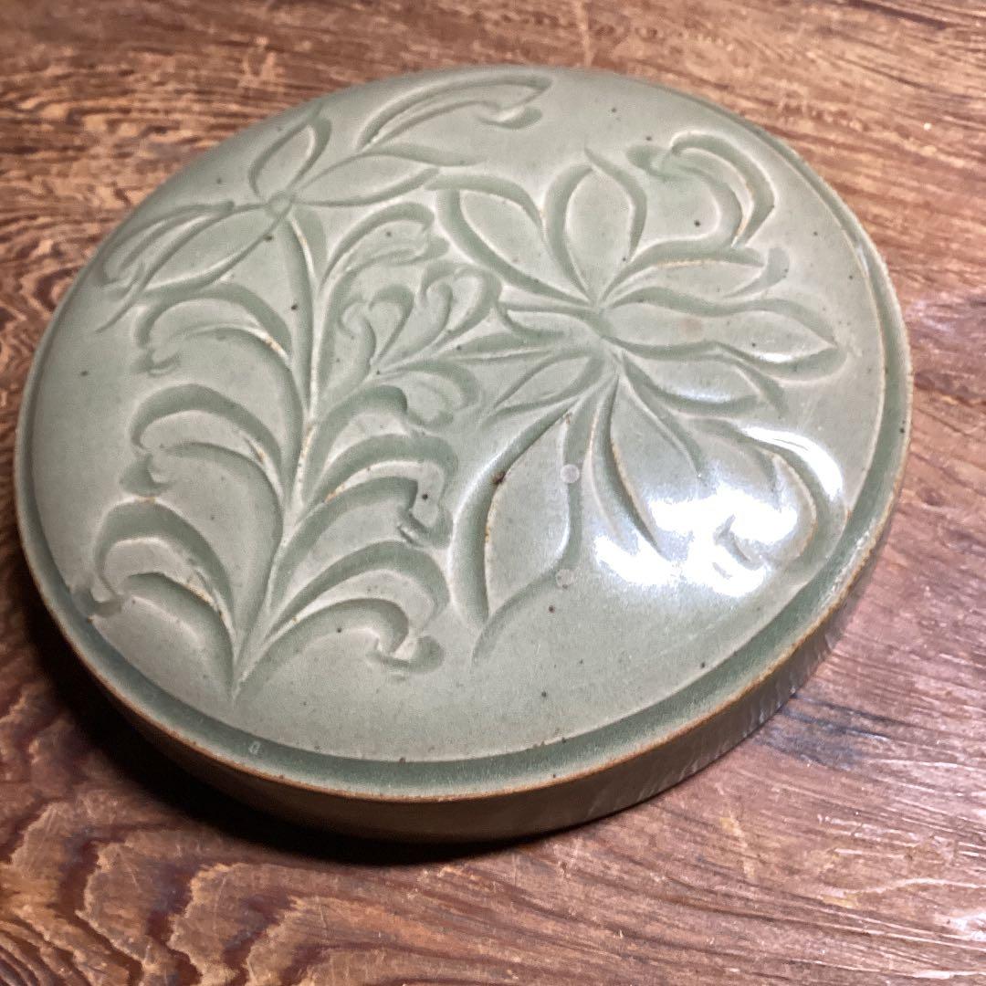 南宋青磁　牡丹と唐草文　蓋物