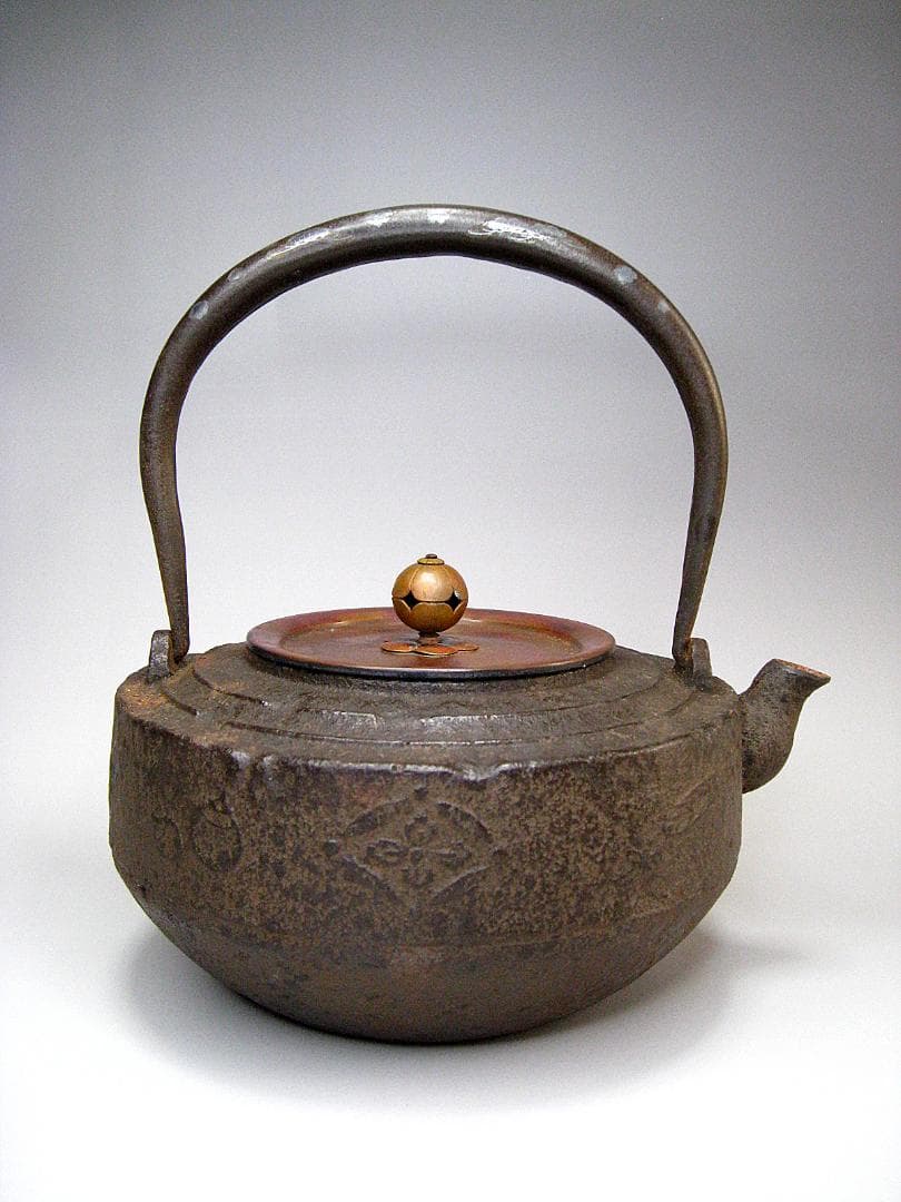 #北野宗三郎 #独楽形 #鉄瓶 #取手銀象嵌 #共箱 #彫刻 茶注 #水注 小振