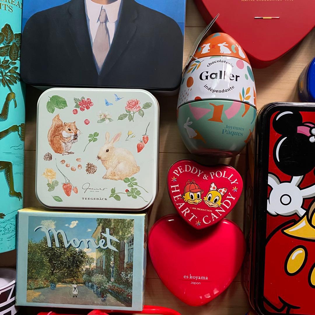 お菓子の空き缶23個まとめ売り