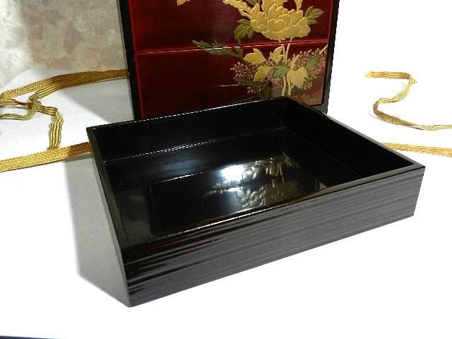 年代物の蓋付き四段重ね蒔絵菓子箪笥（蜻蛉蝶・牡丹菊蒔絵）