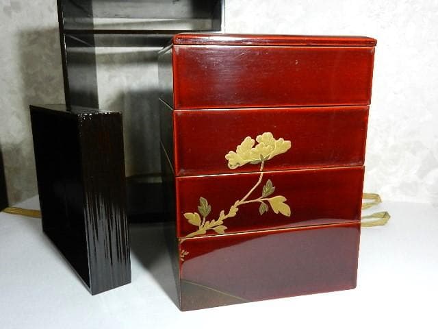 年代物の蓋付き四段重ね蒔絵菓子箪笥（蜻蛉蝶・牡丹菊蒔絵）