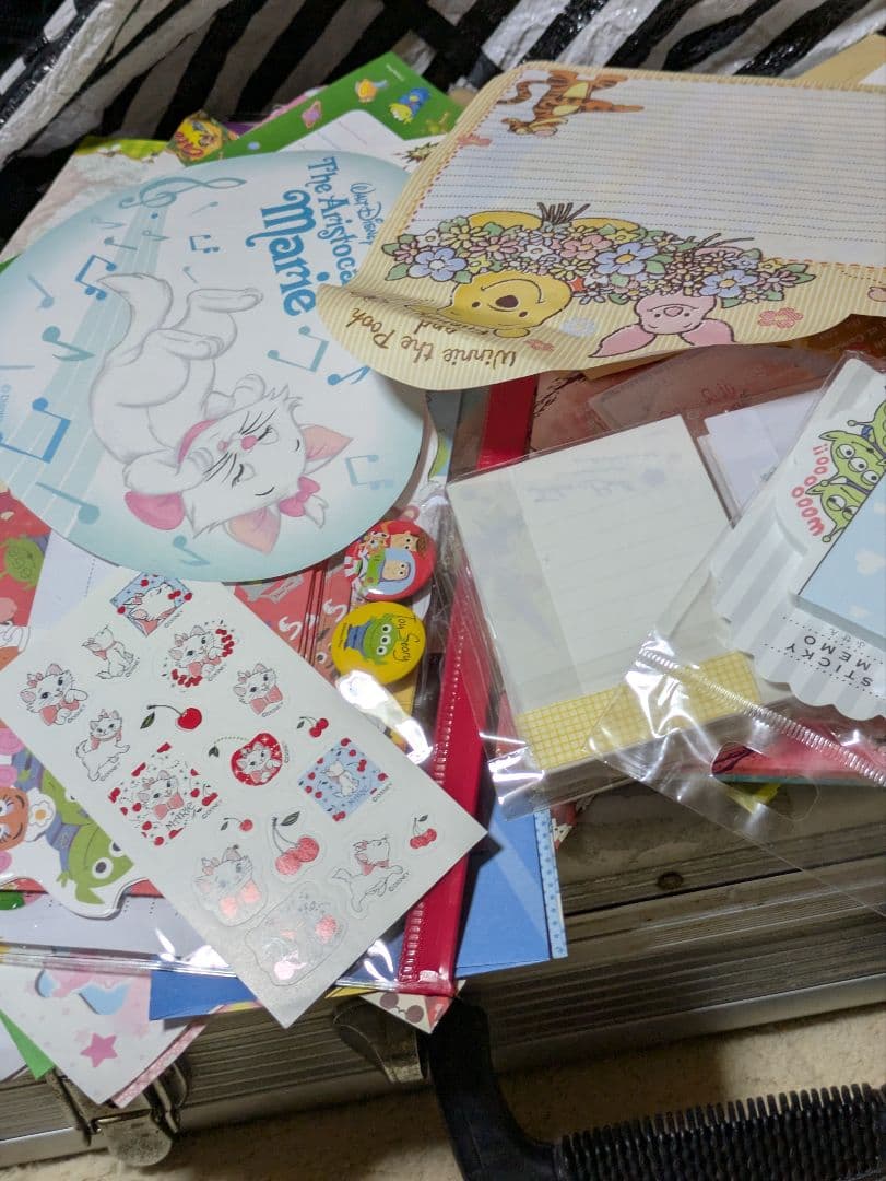 ディズニーメモ帳５０００枚以上数えきりません。下の方にも珍しいのあり。重いです。