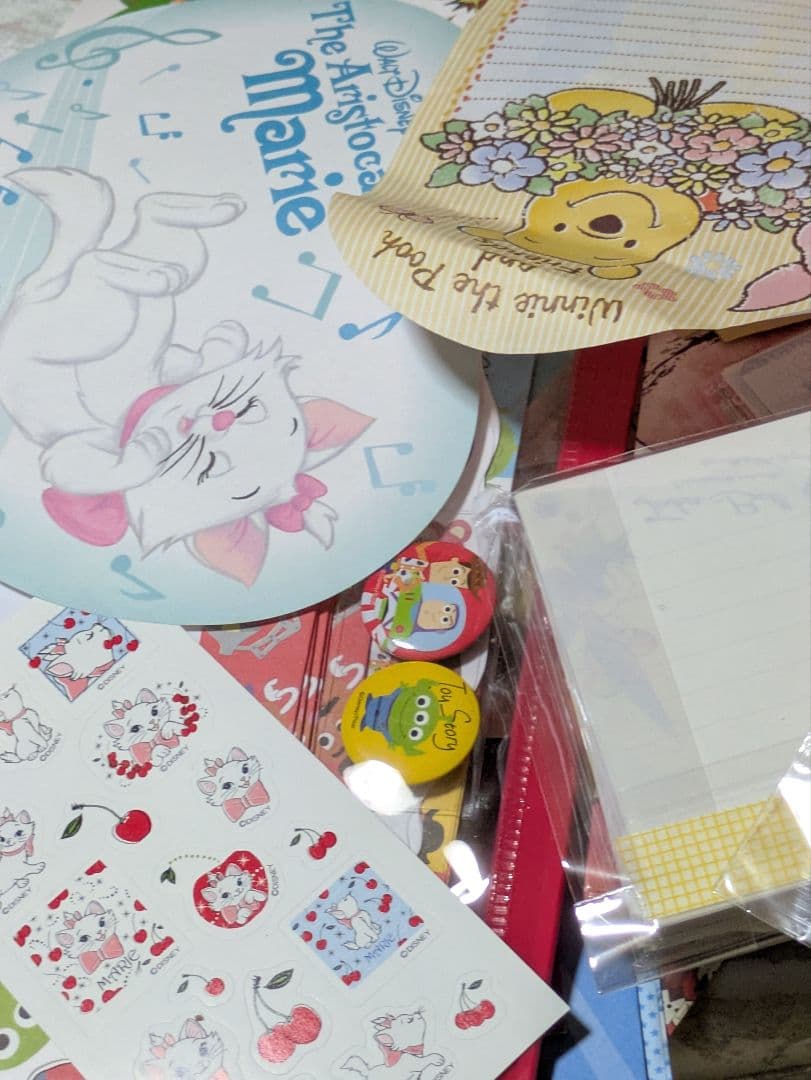 ディズニーメモ帳５０００枚以上数えきりません。下の方にも珍しいのあり。重いです。