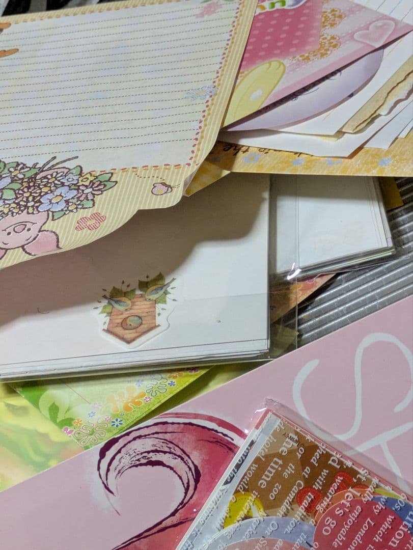 ディズニーメモ帳５０００枚以上数えきりません。下の方にも珍しいのあり。重いです。