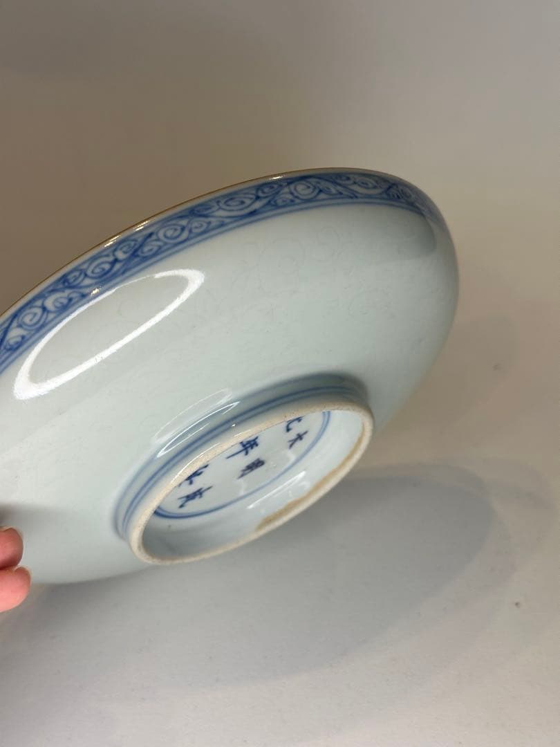 中国 大明成化年製 青花染付 唐草文皿 高台厚手 地紋入 古陶磁 骨董品