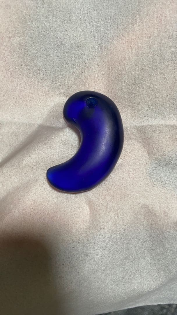 【五條出土・紫瑠璃勾玉】──実に深みのある古代紫のガラス