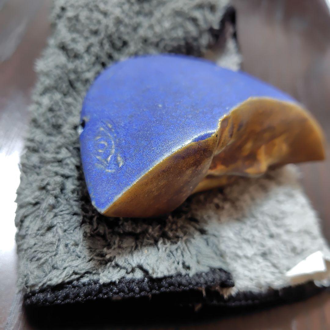 金色と瑠璃色が施された月顔の彫刻