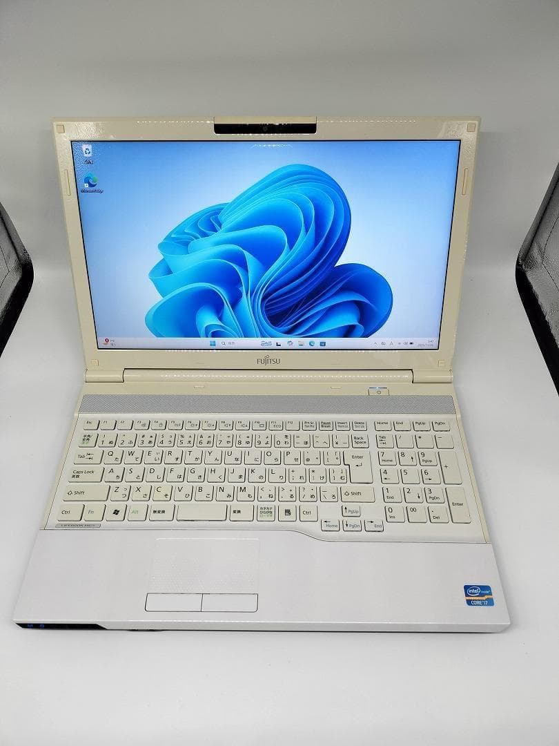【FUJITSU】爆速Core i7/新品SSD256GBノートパソコン C11
