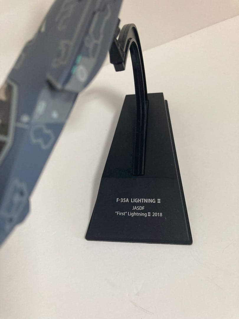 ミニチュア戦闘機とコックピット時計(不動)