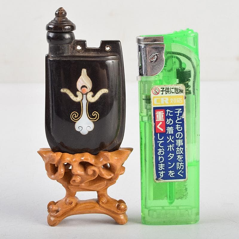 中国　牛角製　玉石螺鈿装飾　漢詩刻　鼻煙壷　木製台付　M　9430