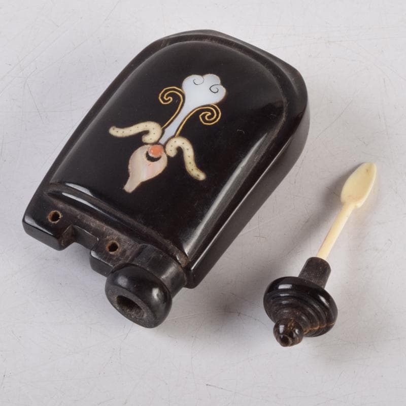 中国　牛角製　玉石螺鈿装飾　漢詩刻　鼻煙壷　木製台付　M　9430