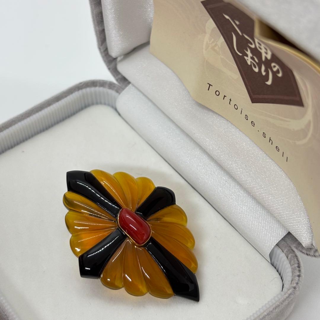 111405 本鼈甲　白甲　黒甲　k18 血赤珊瑚　花芯　ネックレス兼ブローチ