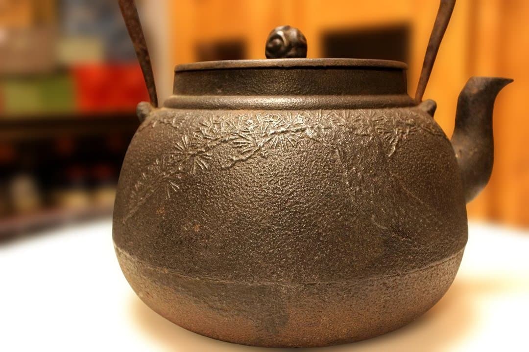 鋳鉄製 花模様 鉄瓶