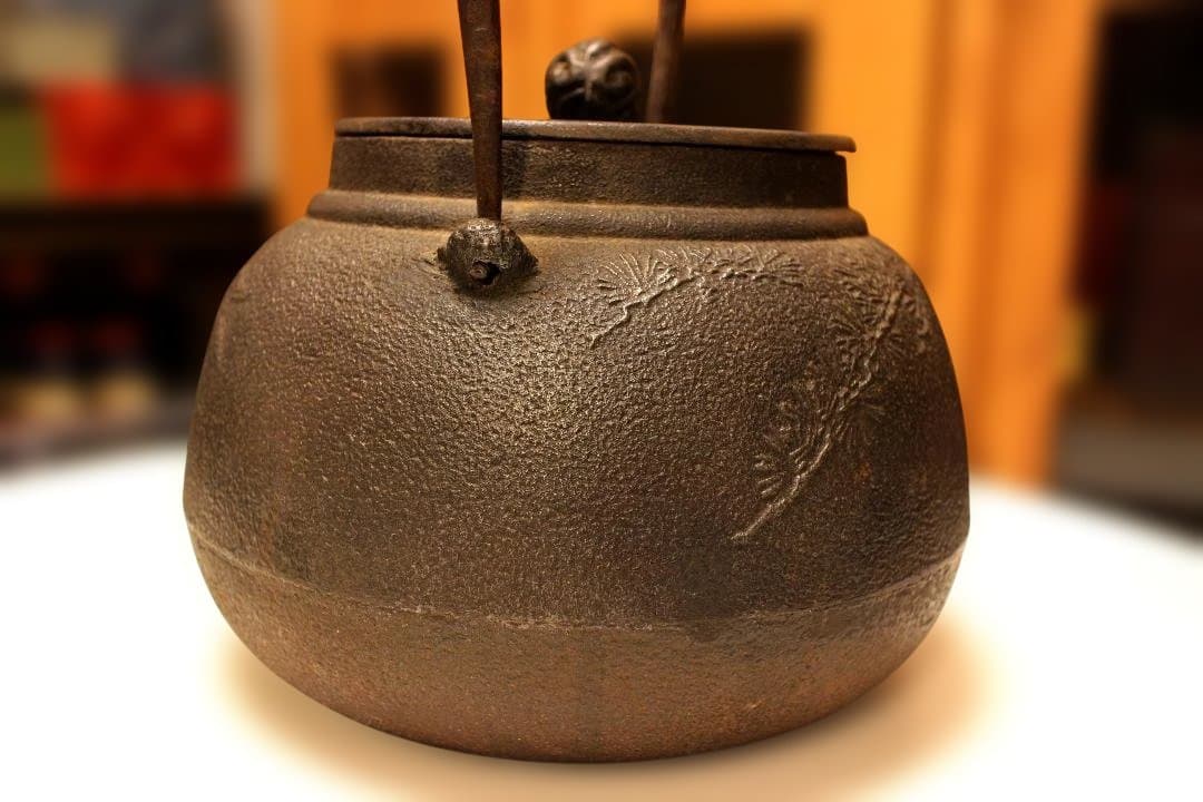 鋳鉄製 花模様 鉄瓶