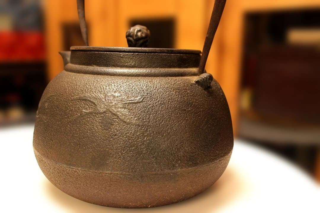 鋳鉄製 花模様 鉄瓶