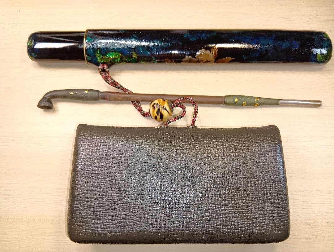 煙草入／蜻蛉前金具／草花図漆蒔絵螺鈿細工