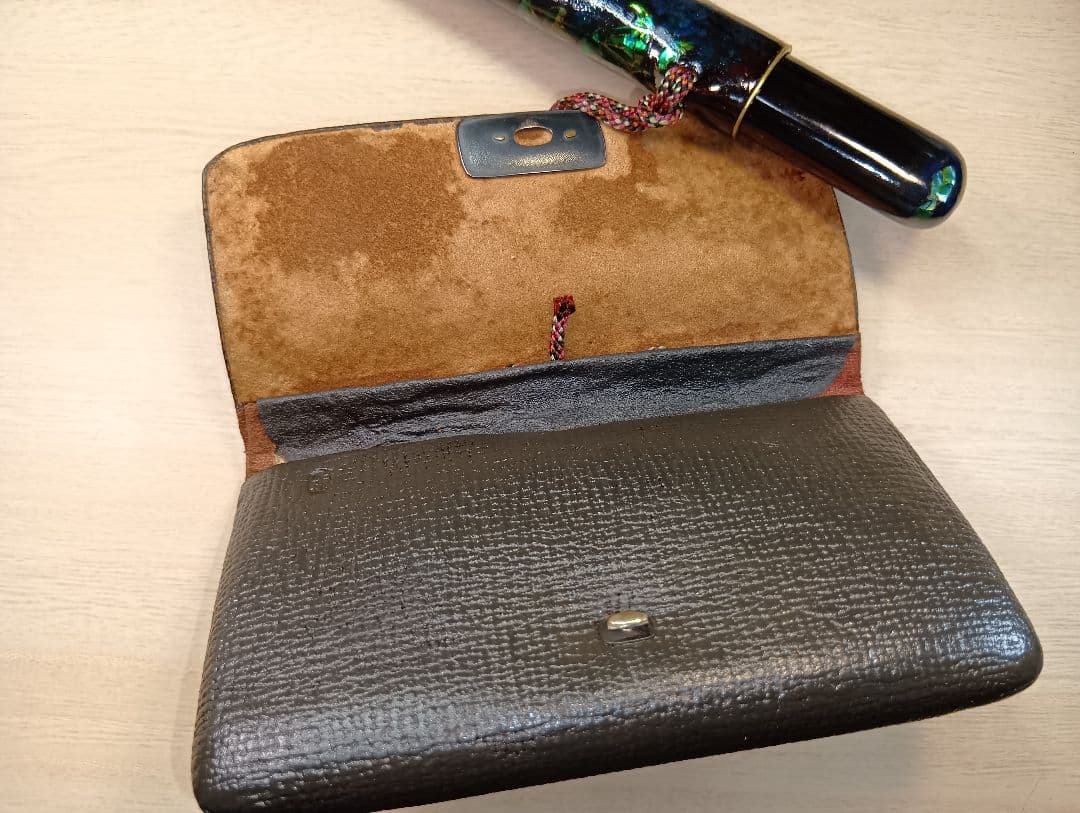 煙草入／蜻蛉前金具／草花図漆蒔絵螺鈿細工